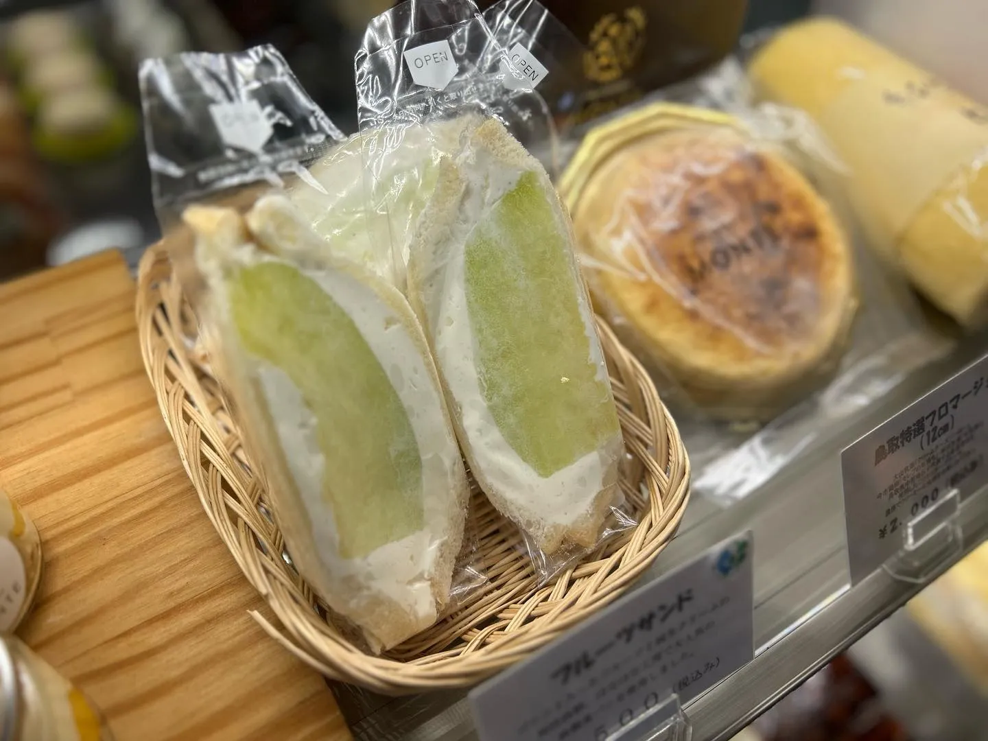 🍈季節のフルーツサンドが出ています♩