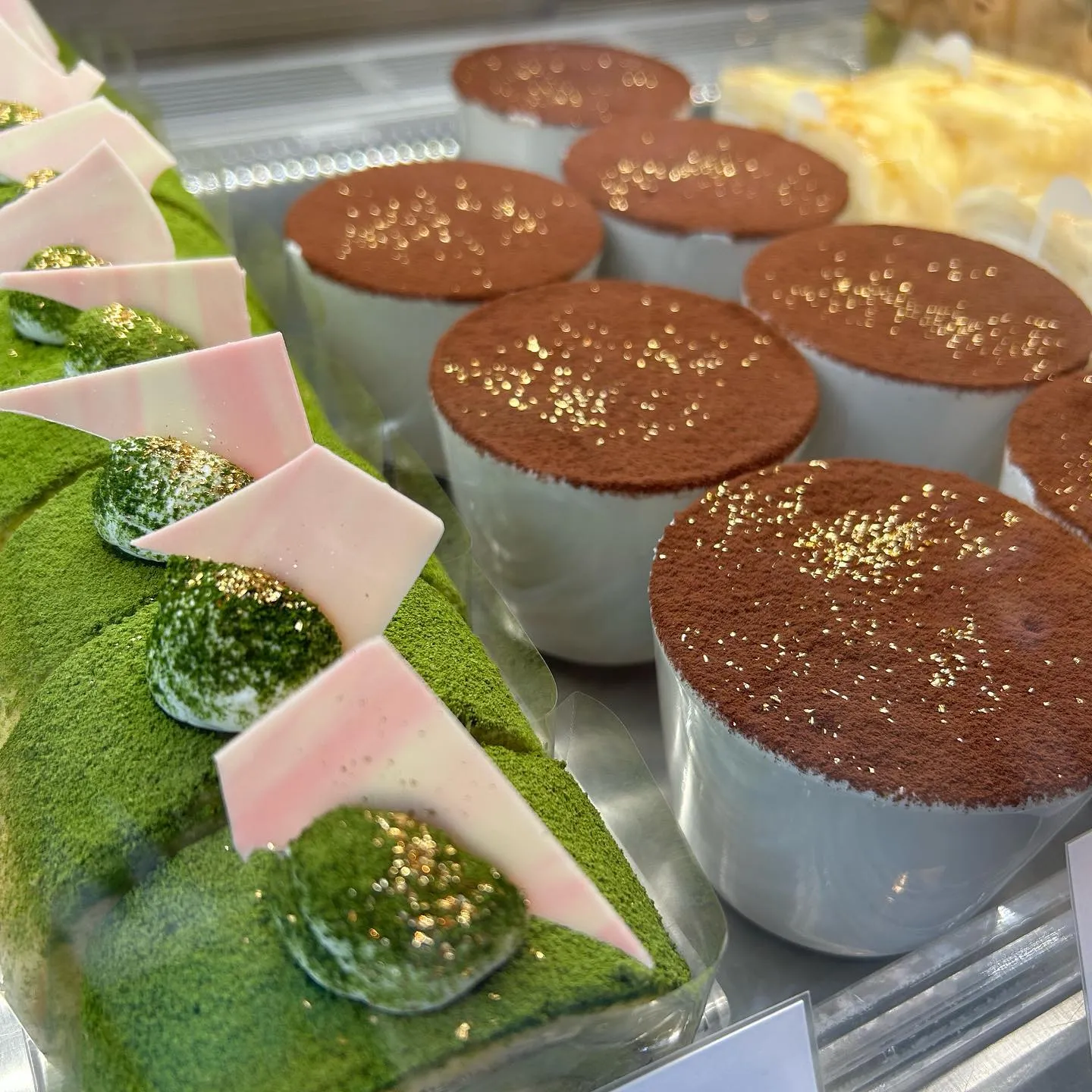 2種類の桃を使用したショートケーキが新作で登場しました！