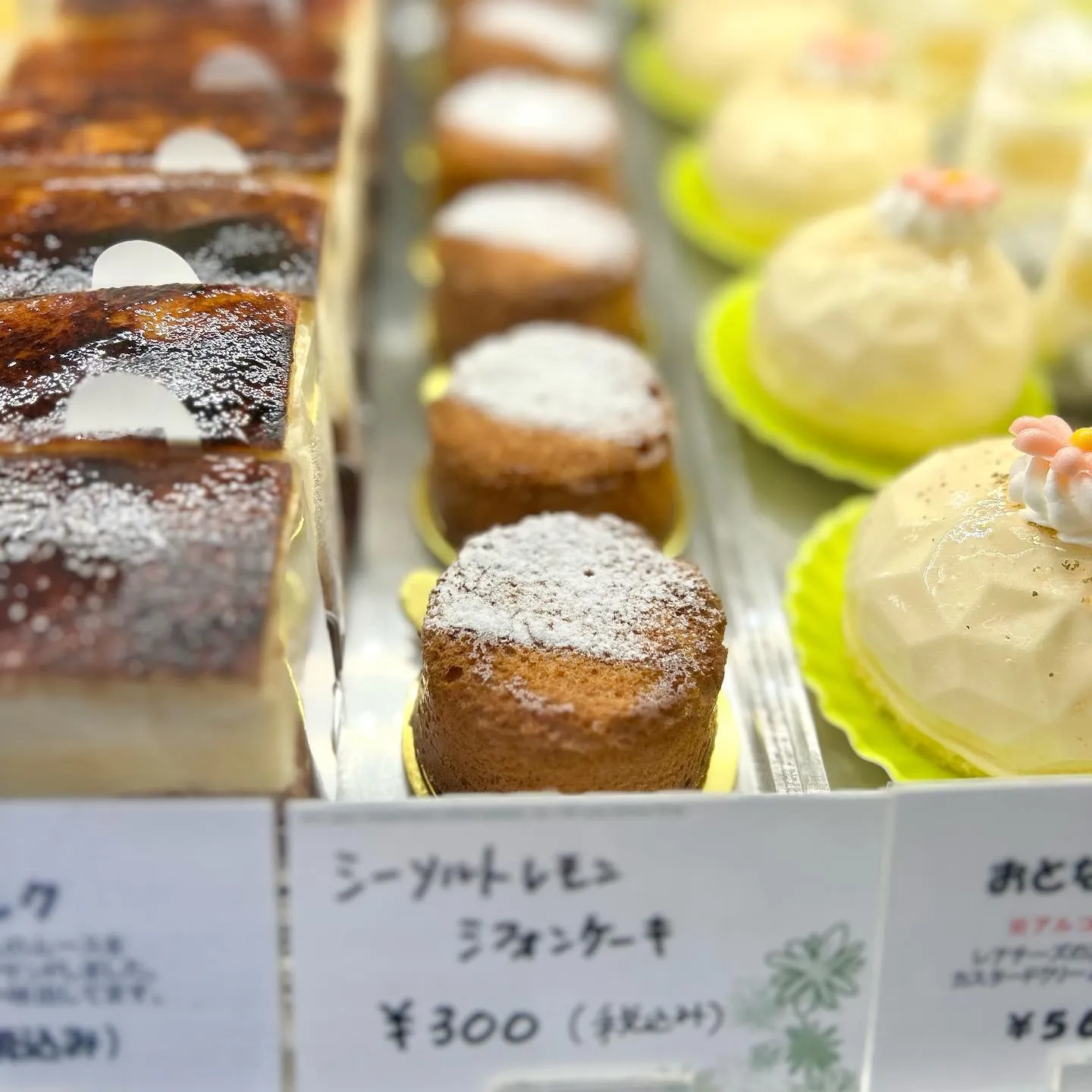 デコレーションケーキが2台並びました!