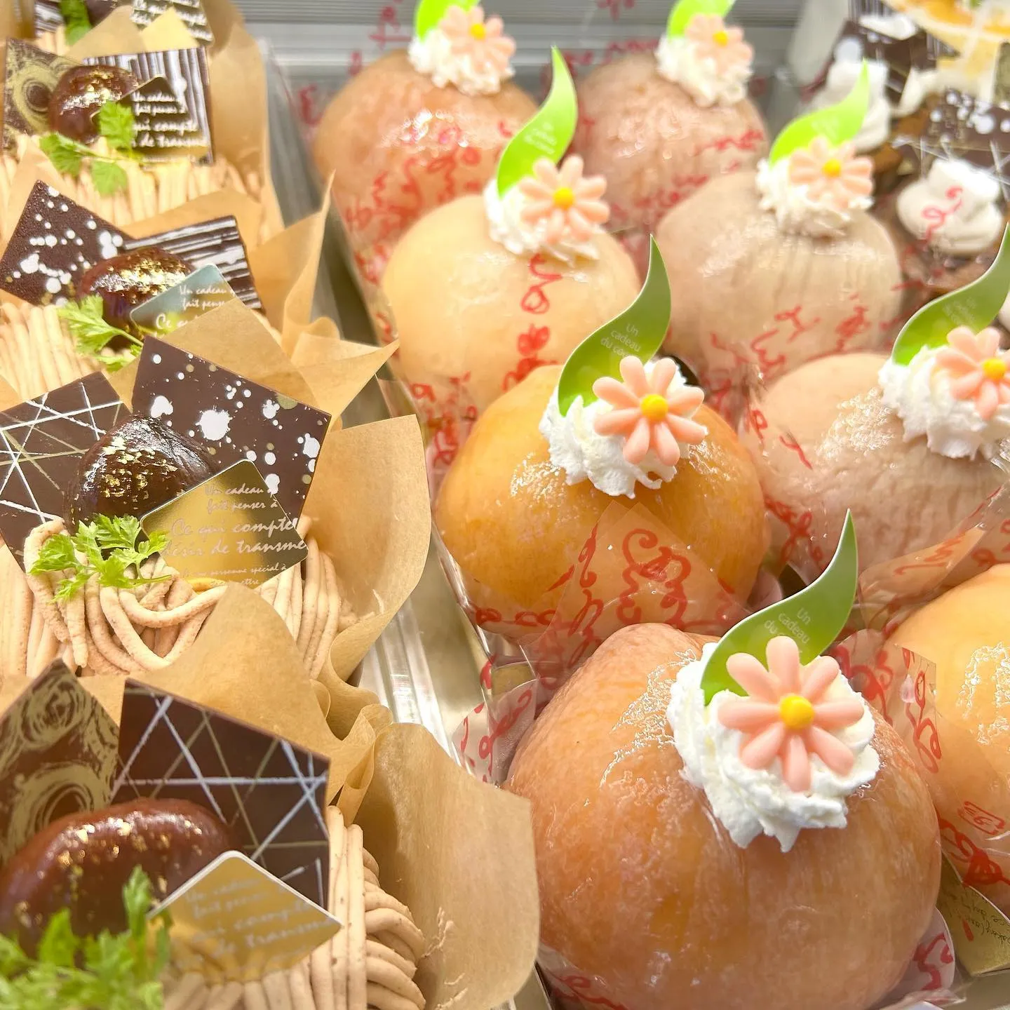 デコレーションケーキが2台並びました!
