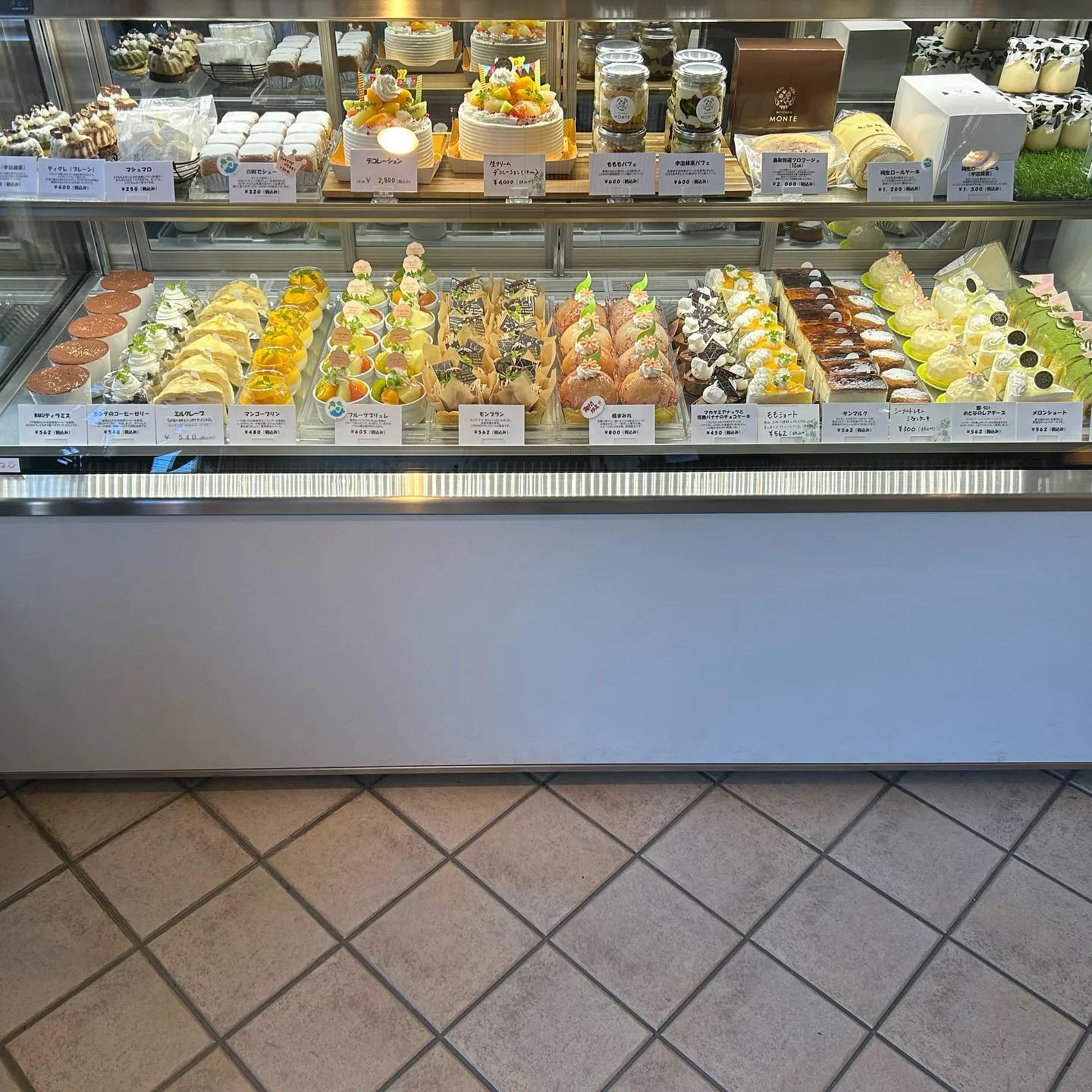 デコレーションケーキが2台並びました!