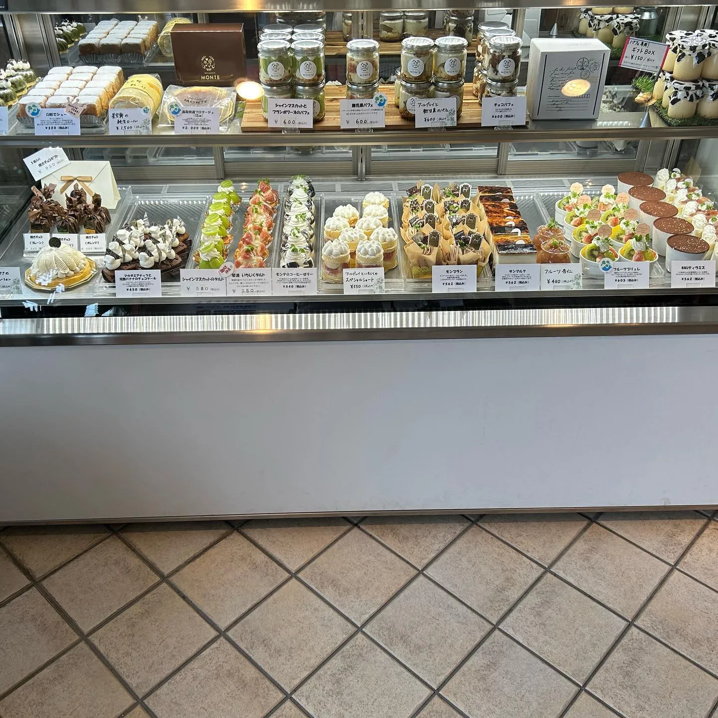 本日ショーケース内いっぱいにケーキをご用意しています！