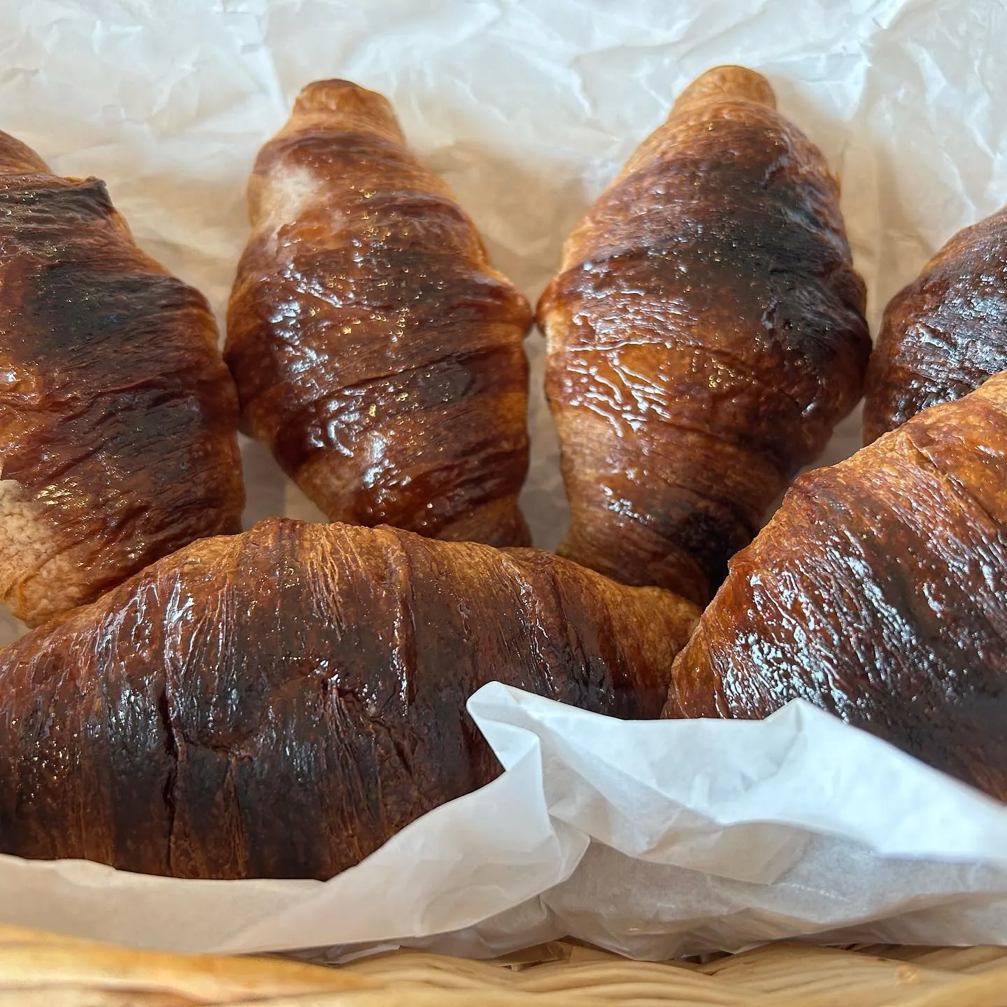 大人気の週末限定クロワッサン今週も並んでいます🥐