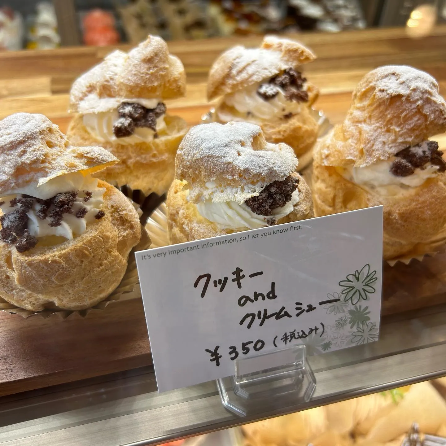 大人気の週末限定クロワッサン今週も並んでいます🥐