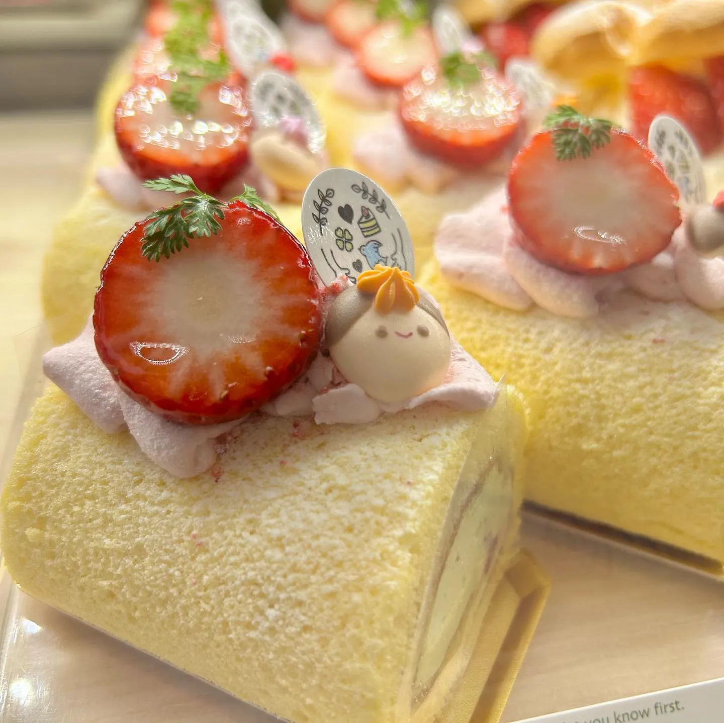可愛すぎるいちごのロールケーキが並んでいます🍓