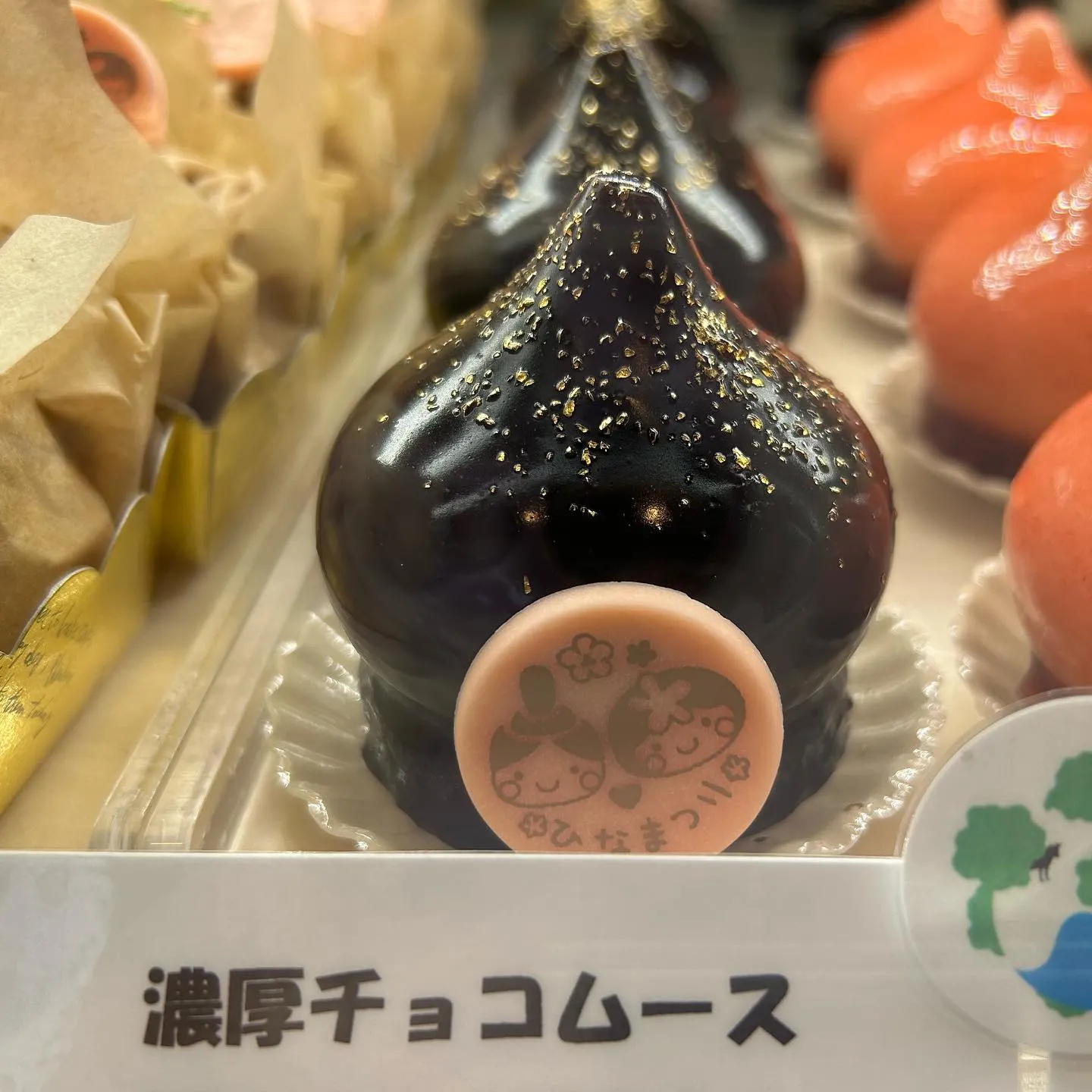 可愛すぎるいちごのロールケーキが並んでいます🍓