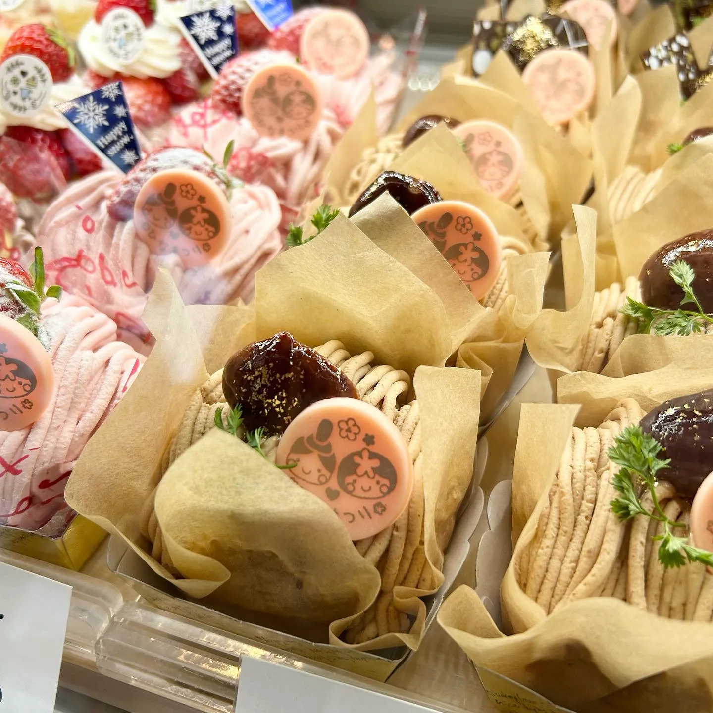 可愛すぎるいちごのロールケーキが並んでいます🍓