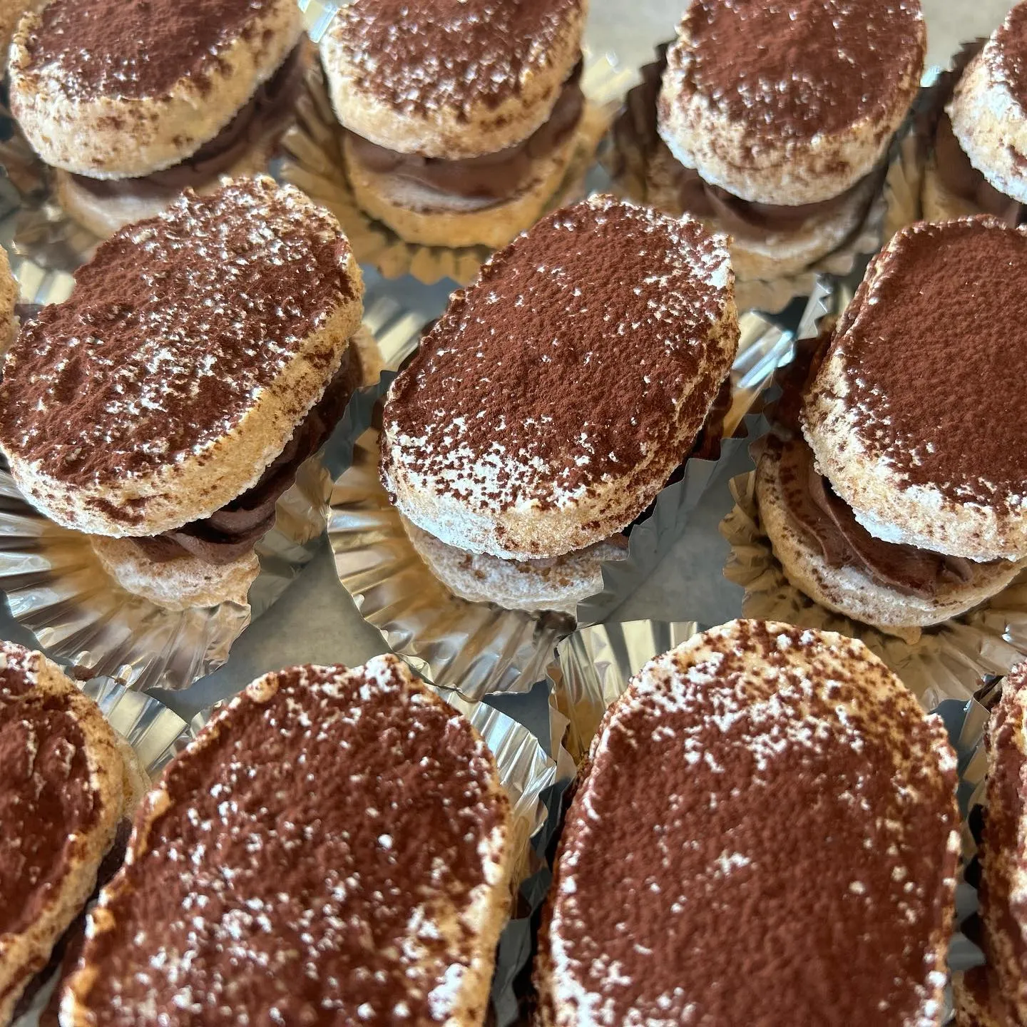 濃厚なチョコがたっぷりサンドされたチョコダックが数量限定で並...