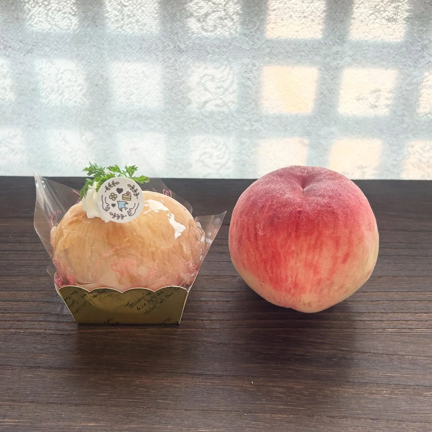 瑞々しい桃を使まるごと1個使ったケーキの魅力
